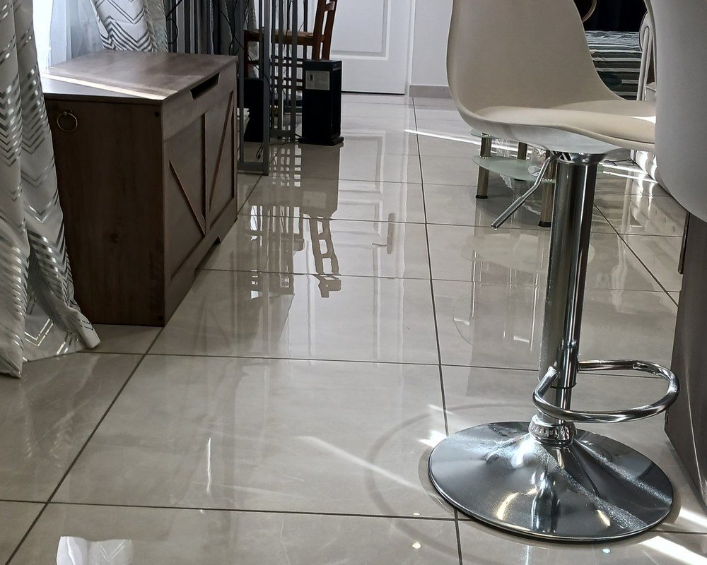 Carrelage brillant et lumineux